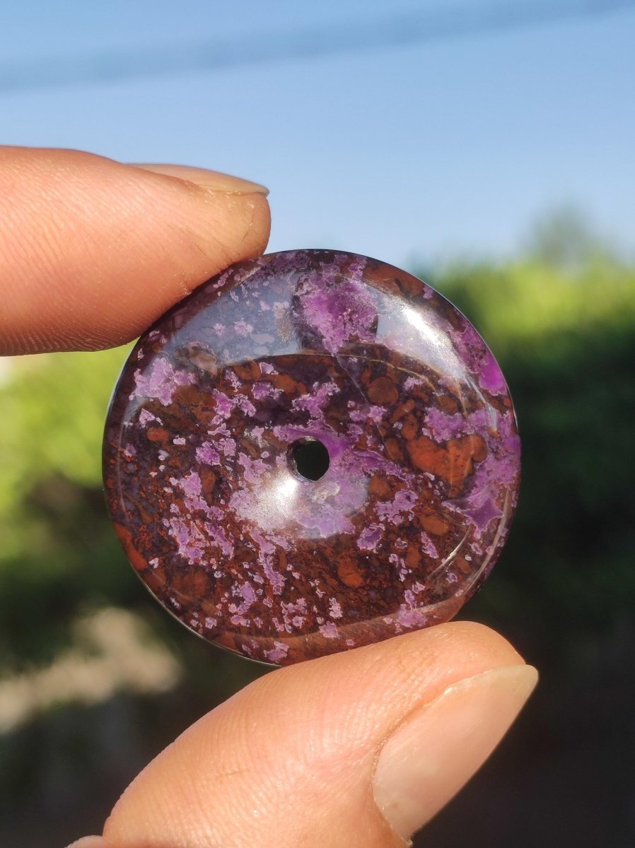 Sugilith Schutz Donut Edelstein Kristall Heilstein Rarität Selten Sammler Sugilit lila Anhänger rund Geschenk Mann Frau Er Sie Freund violet - Art of Nature Berlin