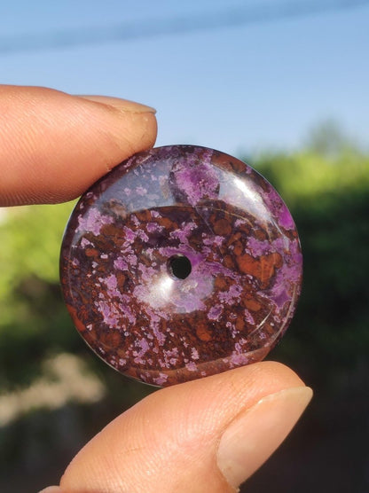 Sugilith Schutz Donut Edelstein Kristall Heilstein Rarität Selten Sammler Sugilit lila Anhänger rund Geschenk Mann Frau Er Sie Freund violet - Art of Nature Berlin