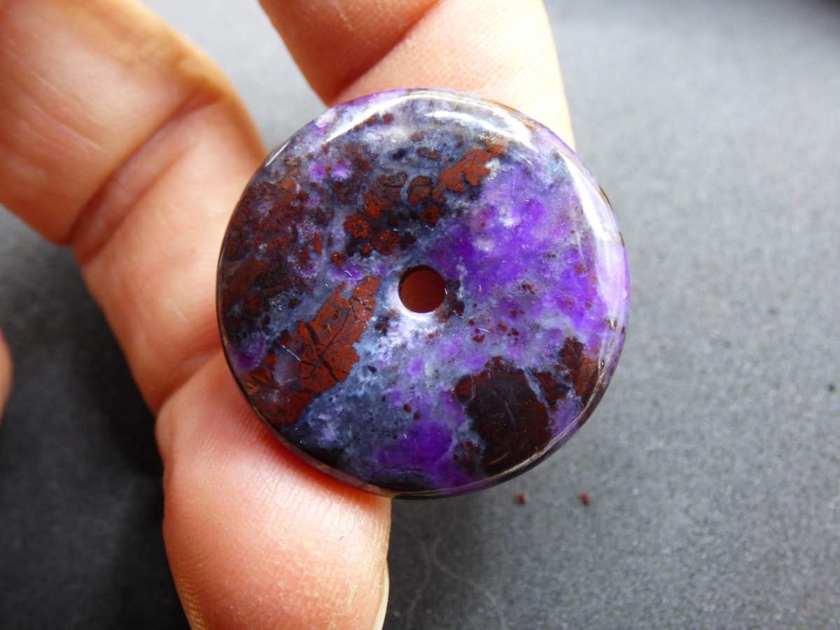 Sugilith Schutz Donut Edelstein Kristall Heilstein Rarität Selten Sammler Sugilit lila Anhänger rund Geschenk Mann Frau Er Sie Freund violet - Art of Nature Berlin