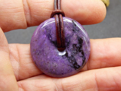 Sugilith Schutz Donut Edelstein Kristall Heilstein Rarität Selten Sammler Sugilit lila Anhänger rund Geschenk Mann Frau Er Sie Freund violet - Art of Nature Berlin