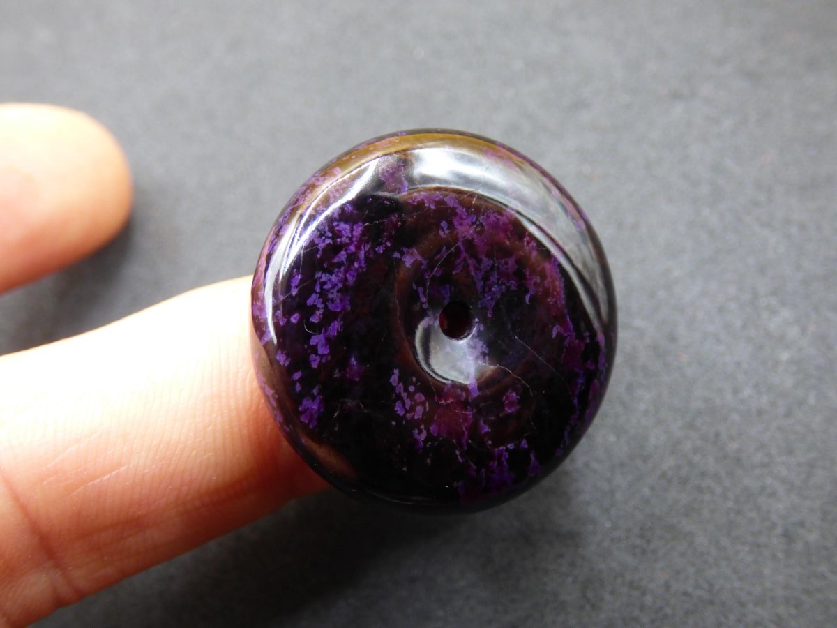 Sugilith Schutz Donut Edelstein Kristall Heilstein Rarität Selten Sammler Sugilit lila Anhänger rund Geschenk Mann Frau Er Sie Freund violet - Art of Nature Berlin