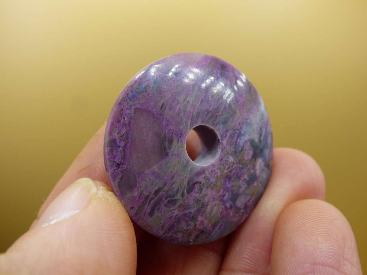 Sugilith Schutz Donut Edelstein Kristall Heilstein Rarität Selten Sammler Sugilit lila Anhänger rund Geschenk Mann Frau Er Sie Freund violet - Art of Nature Berlin