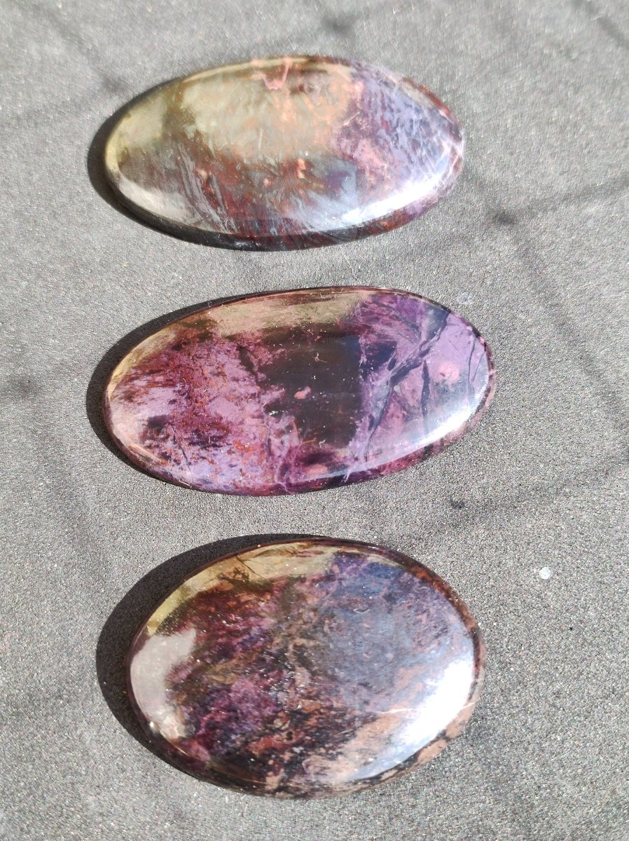 Sugilith Sugilite Cabochons natürlich - Seltener Wertvoller Heilstein lila violett Rarität Mineral Sammler Kristall besonders Investition - Art of Nature Berlin