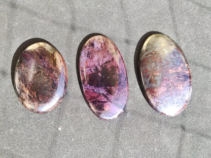 Sugilith Sugilite Cabochons natürlich - Seltener Wertvoller Heilstein lila violett Rarität Mineral Sammler Kristall besonders Investition - Art of Nature Berlin