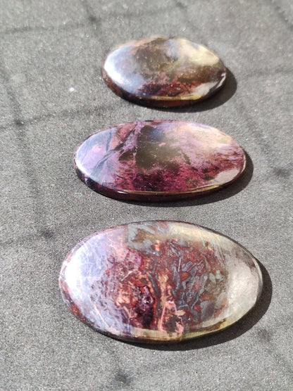 Sugilith Sugilite Cabochons natürlich - Seltener Wertvoller Heilstein lila violett Rarität Mineral Sammler Kristall besonders Investition - Art of Nature Berlin