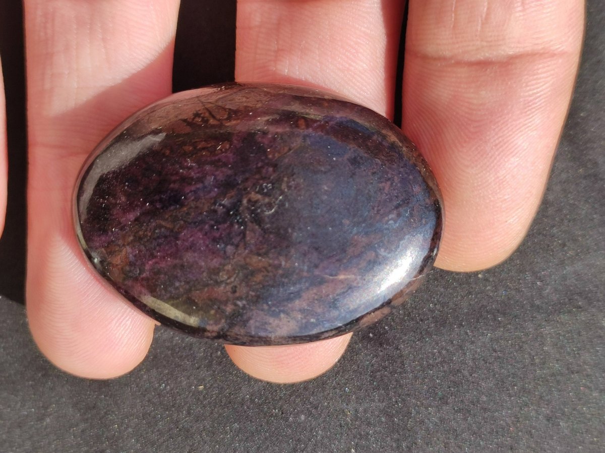 Sugilith Sugilite Cabochons natürlich - Seltener Wertvoller Heilstein lila violett Rarität Mineral Sammler Kristall besonders Investition - Art of Nature Berlin