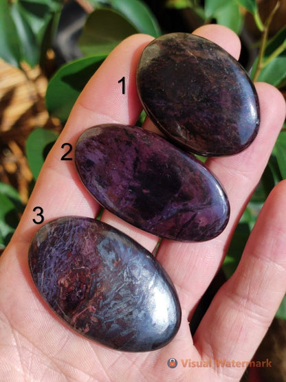 Sugilith Sugilite Cabochons natürlich - Seltener Wertvoller Heilstein lila violett Rarität Mineral Sammler Kristall besonders Investition - Art of Nature Berlin