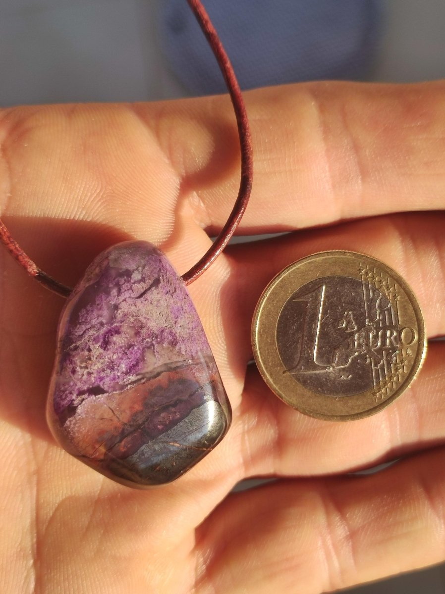 Sugilith Sugilite Edelstein Kette Kristall Heilstein Rarität Selten Sammler lila Anhänger rund Geschenk Mann Frau Er Sie Freund violet - Art of Nature Berlin