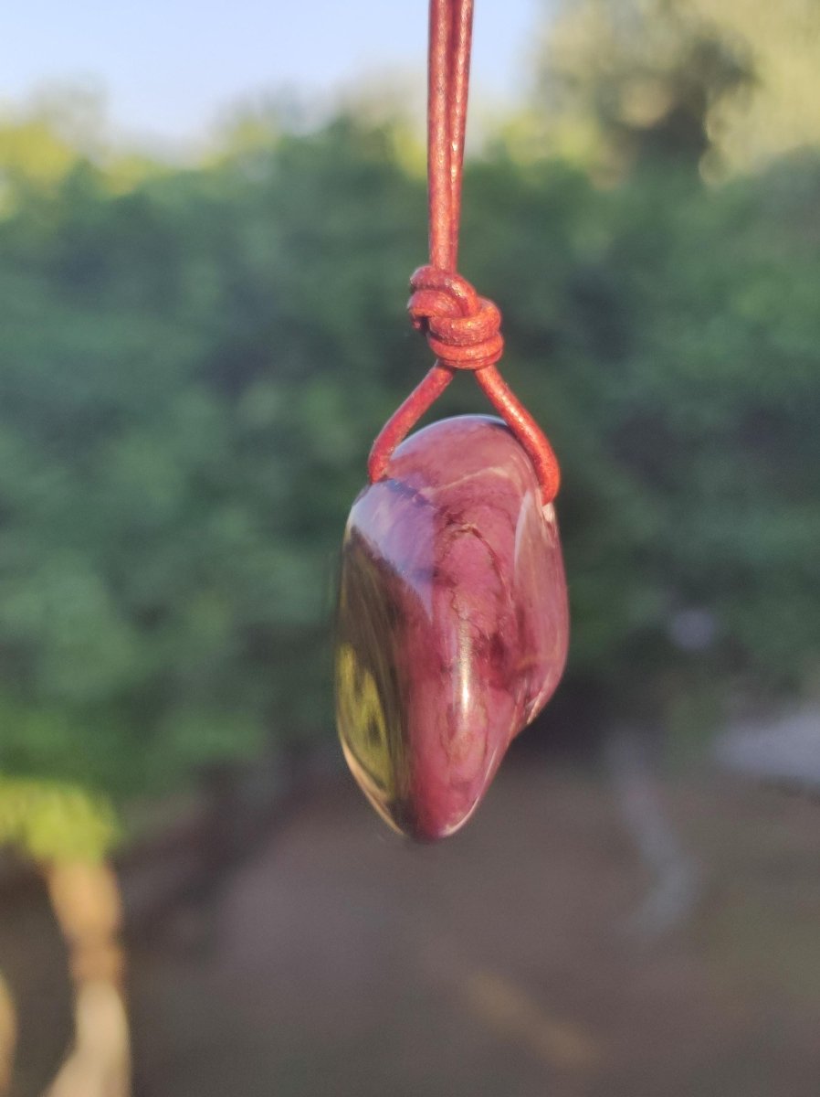 Sugilith Sugilite Edelstein Kette Kristall Heilstein Rarität Selten Sammler lila Anhänger rund Geschenk Mann Frau Er Sie Freund violet - Art of Nature Berlin