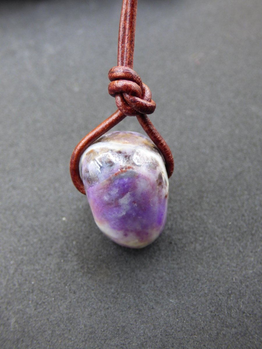 Sugilith Sugilite Edelstein Kette Kristall Heilstein Rarität Selten Sammler lila Anhänger rund Geschenk Mann Frau Er Sie Freund violet - Art of Nature Berlin