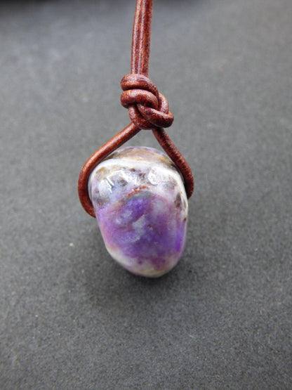 Sugilith Sugilite Edelstein Kette Kristall Heilstein Rarität Selten Sammler lila Anhänger rund Geschenk Mann Frau Er Sie Freund violet - Art of Nature Berlin