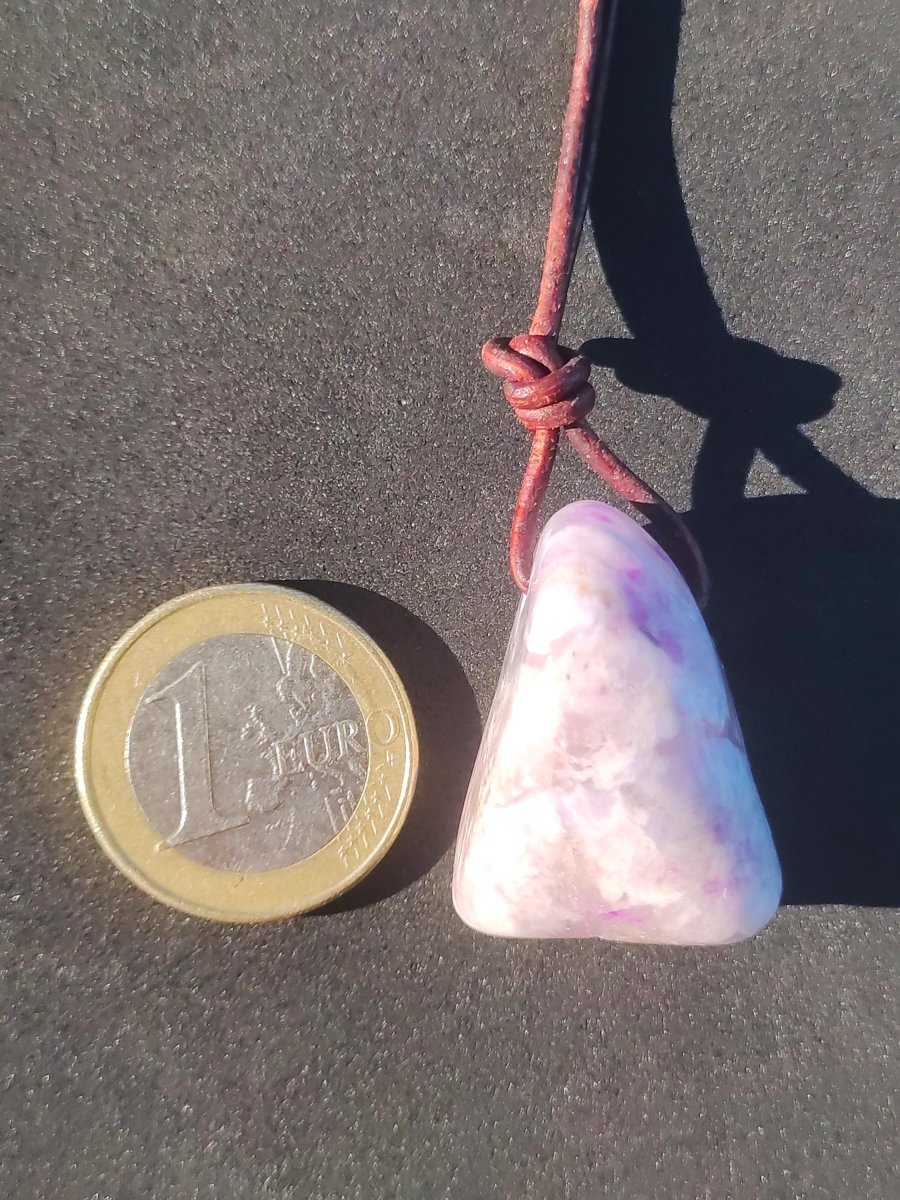 Sugilith Sugilite Edelstein Kette Kristall Heilstein Rarität Selten Sammler lila Anhänger rund Geschenk Mann Frau Er Sie Freund violet - Art of Nature Berlin