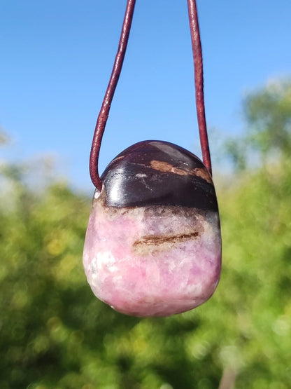 Sugilith Sugilite Edelstein Kette Kristall Heilstein Rarität Selten Sammler lila Anhänger rund Geschenk Mann Frau Er Sie Freund violet - Art of Nature Berlin