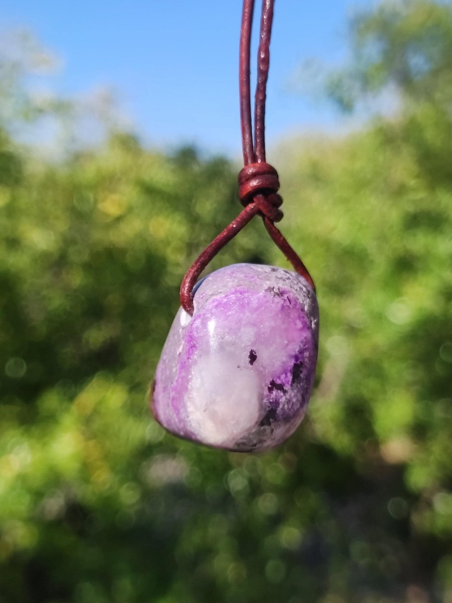 Sugilith Sugilite Edelstein Kette Kristall Heilstein Rarität Selten Sammler lila Anhänger rund Geschenk Mann Frau Er Sie Freund violet - Art of Nature Berlin