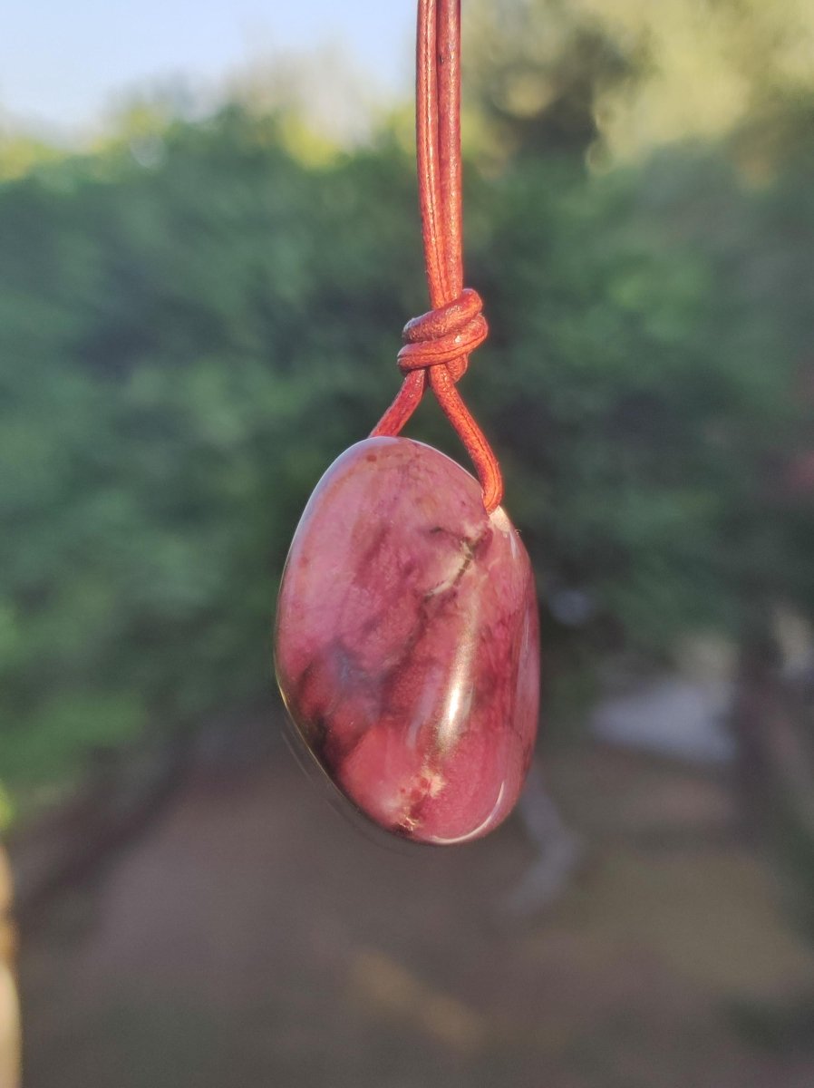 Sugilith Sugilite Edelstein Kette Kristall Heilstein Rarität Selten Sammler lila Anhänger rund Geschenk Mann Frau Er Sie Freund violet - Art of Nature Berlin