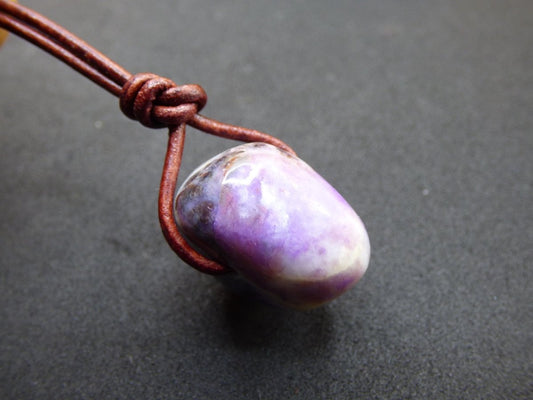 Sugilith Sugilite Edelstein Kette Kristall Heilstein Rarität Selten Sammler lila Anhänger rund Geschenk Mann Frau Er Sie Freund violet - Art of Nature Berlin