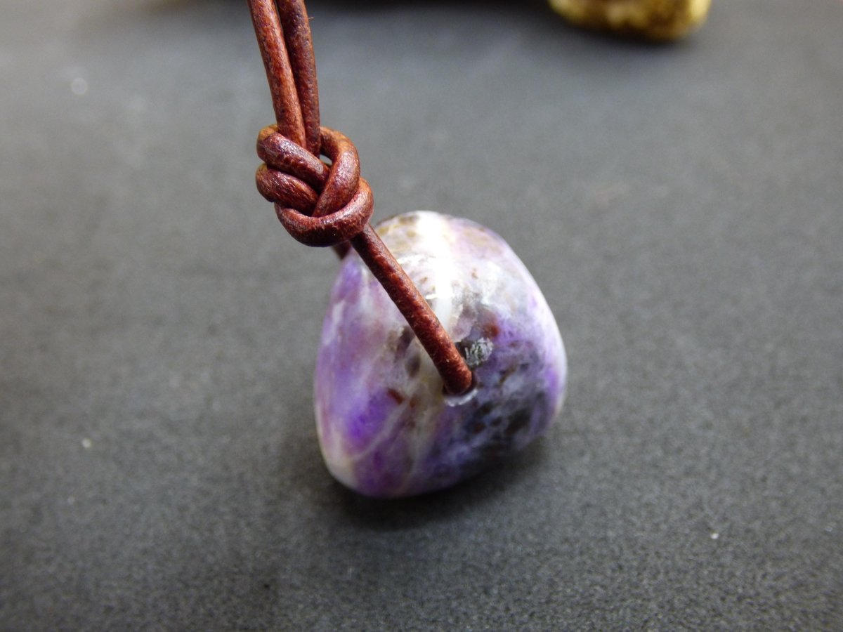 Sugilith Sugilite Edelstein Kette Kristall Heilstein Rarität Selten Sammler lila Anhänger rund Geschenk Mann Frau Er Sie Freund violet - Art of Nature Berlin