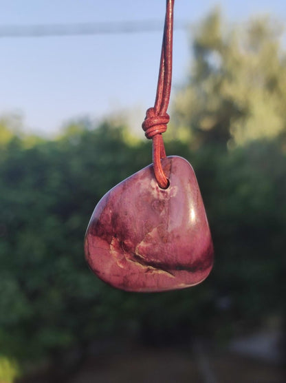 Sugilith Sugilite Edelstein Kette Kristall Heilstein Rarität Selten Sammler lila Anhänger rund Geschenk Mann Frau Er Sie Freund violet - Art of Nature Berlin