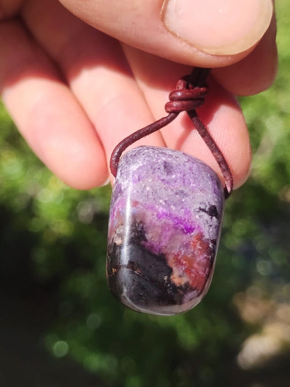 Sugilith Sugilite Edelstein Kette Kristall Heilstein Rarität Selten Sammler lila Anhänger rund Geschenk Mann Frau Er Sie Freund violet - Art of Nature Berlin