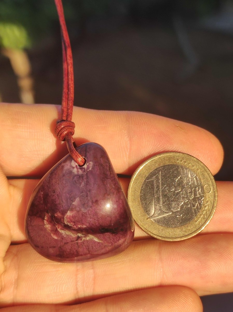 Sugilith Sugilite Edelstein Kette Kristall Heilstein Rarität Selten Sammler lila Anhänger rund Geschenk Mann Frau Er Sie Freund violet - Art of Nature Berlin