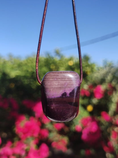 Sugilith Sugilite Edelstein Kette Kristall Heilstein Rarität Selten Sammler lila Anhänger rund Geschenk Mann Frau Er Sie Freund violet - Art of Nature Berlin