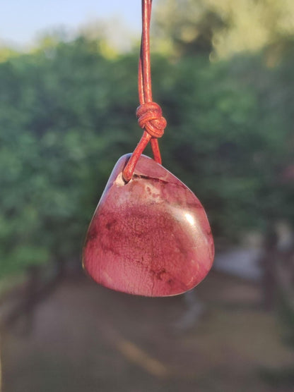 Sugilith Sugilite Edelstein Kette Kristall Heilstein Rarität Selten Sammler lila Anhänger rund Geschenk Mann Frau Er Sie Freund violet - Art of Nature Berlin