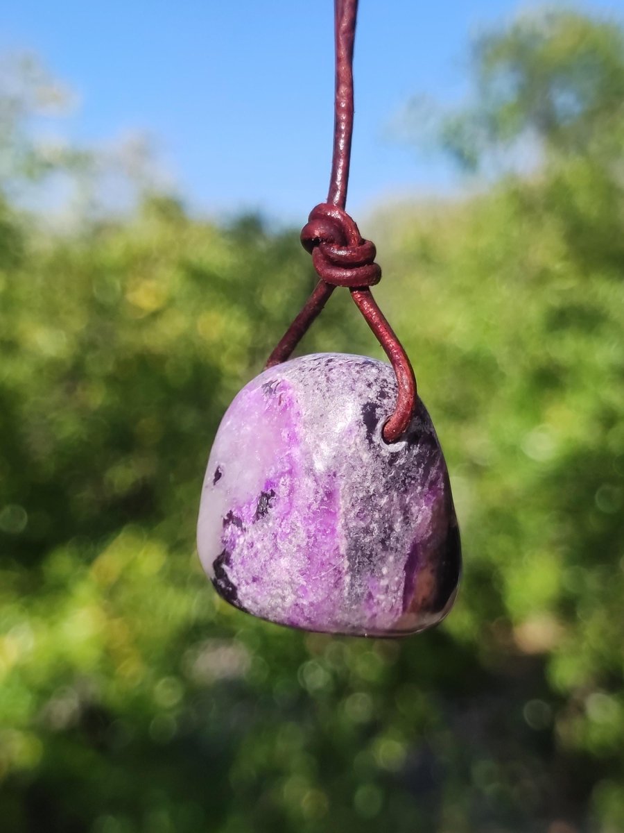 Sugilith Sugilite Edelstein Kette Kristall Heilstein Rarität Selten Sammler lila Anhänger rund Geschenk Mann Frau Er Sie Freund violet - Art of Nature Berlin