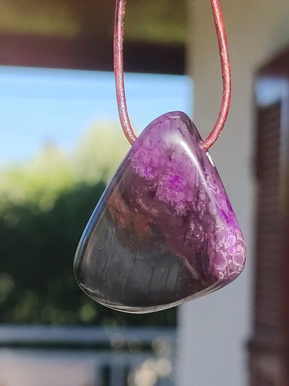 Sugilith Sugilite Edelstein Kette Kristall Heilstein Rarität Selten Sammler lila Anhänger rund Geschenk Mann Frau Er Sie Freund violet - Art of Nature Berlin