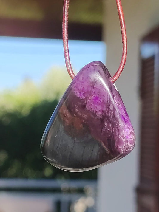 Sugilith Sugilite Edelstein Kette Kristall Heilstein Rarität Selten Sammler lila Anhänger rund Geschenk Mann Frau Er Sie Freund violet - Art of Nature Berlin