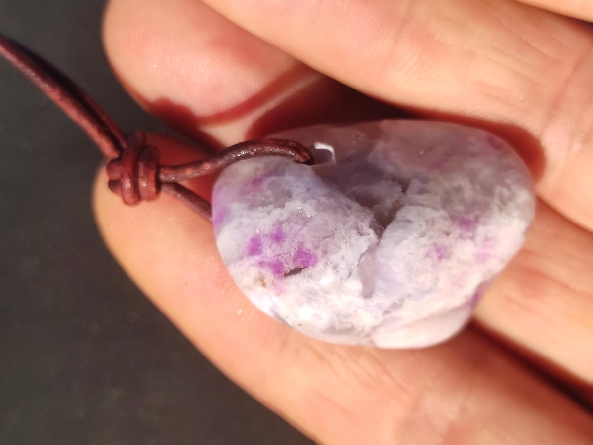 Sugilith Sugilite Edelstein Kette Kristall Heilstein Rarität Selten Sammler lila Anhänger rund Geschenk Mann Frau Er Sie Freund violet - Art of Nature Berlin