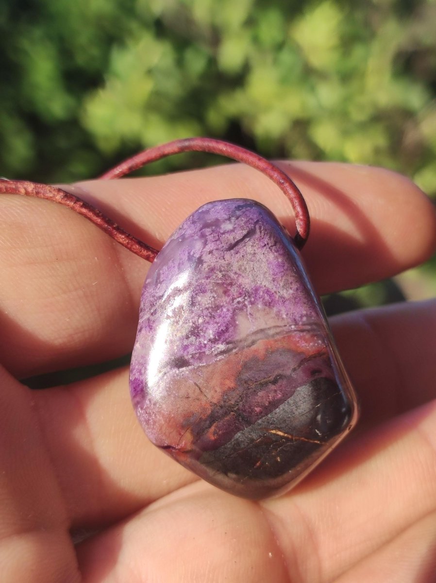Sugilith Sugilite Edelstein Kette Kristall Heilstein Rarität Selten Sammler lila Anhänger rund Geschenk Mann Frau Er Sie Freund violet - Art of Nature Berlin