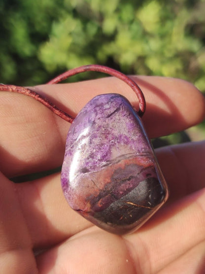 Sugilith Sugilite Edelstein Kette Kristall Heilstein Rarität Selten Sammler lila Anhänger rund Geschenk Mann Frau Er Sie Freund violet - Art of Nature Berlin