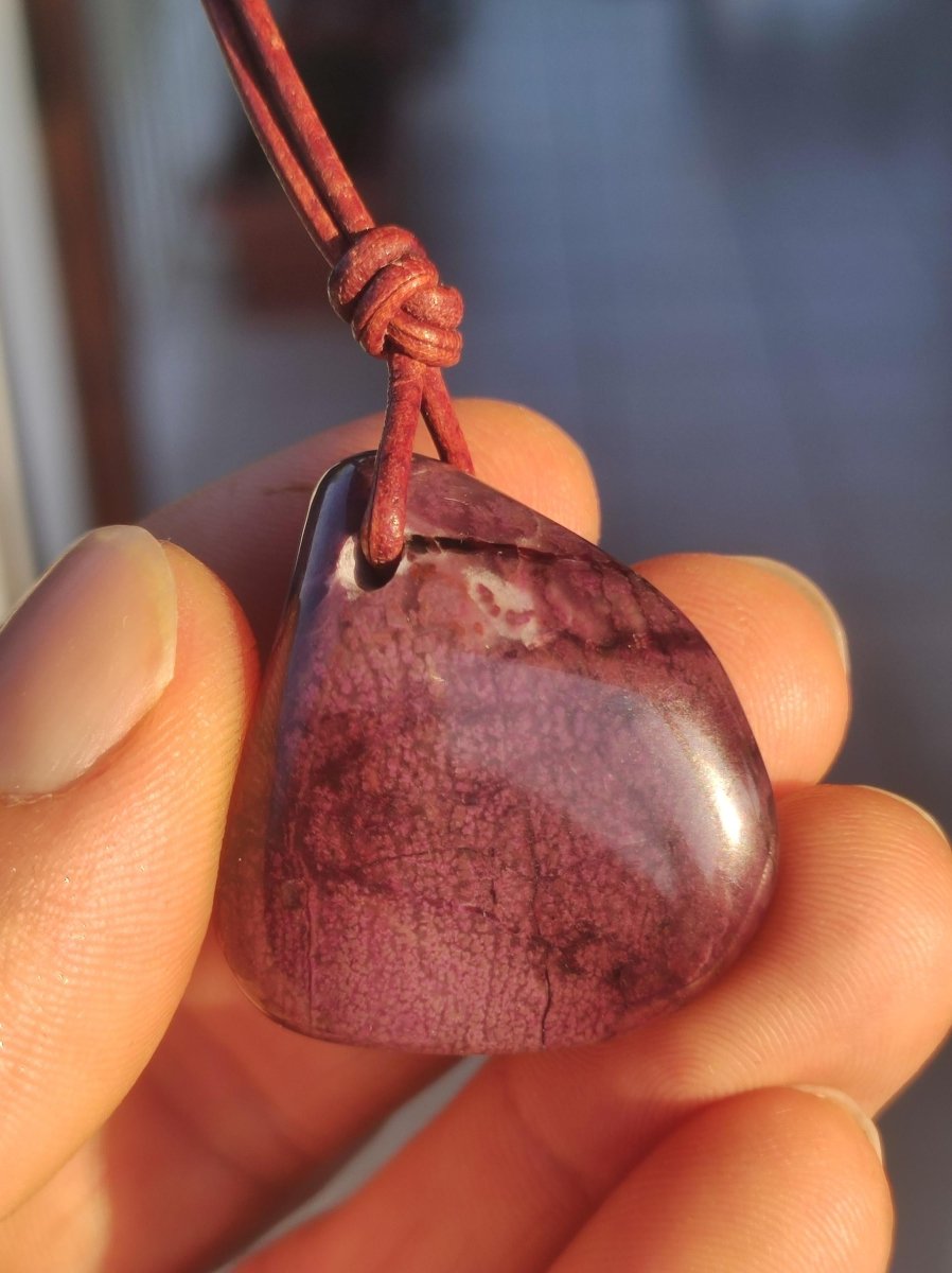 Sugilith Sugilite Edelstein Kette Kristall Heilstein Rarität Selten Sammler lila Anhänger rund Geschenk Mann Frau Er Sie Freund violet - Art of Nature Berlin