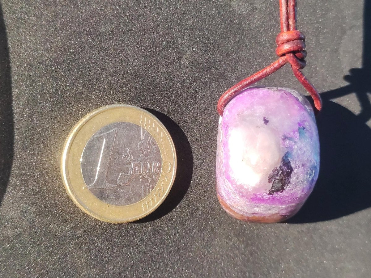 Sugilith Sugilite Edelstein Kette Kristall Heilstein Rarität Selten Sammler lila Anhänger rund Geschenk Mann Frau Er Sie Freund violet - Art of Nature Berlin