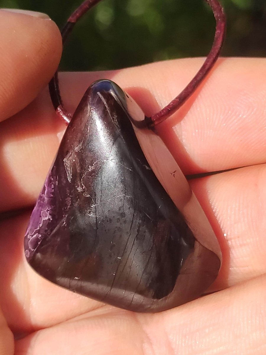 Sugilith Sugilite Edelstein Kette Kristall Heilstein Rarität Selten Sammler lila Anhänger rund Geschenk Mann Frau Er Sie Freund violet - Art of Nature Berlin