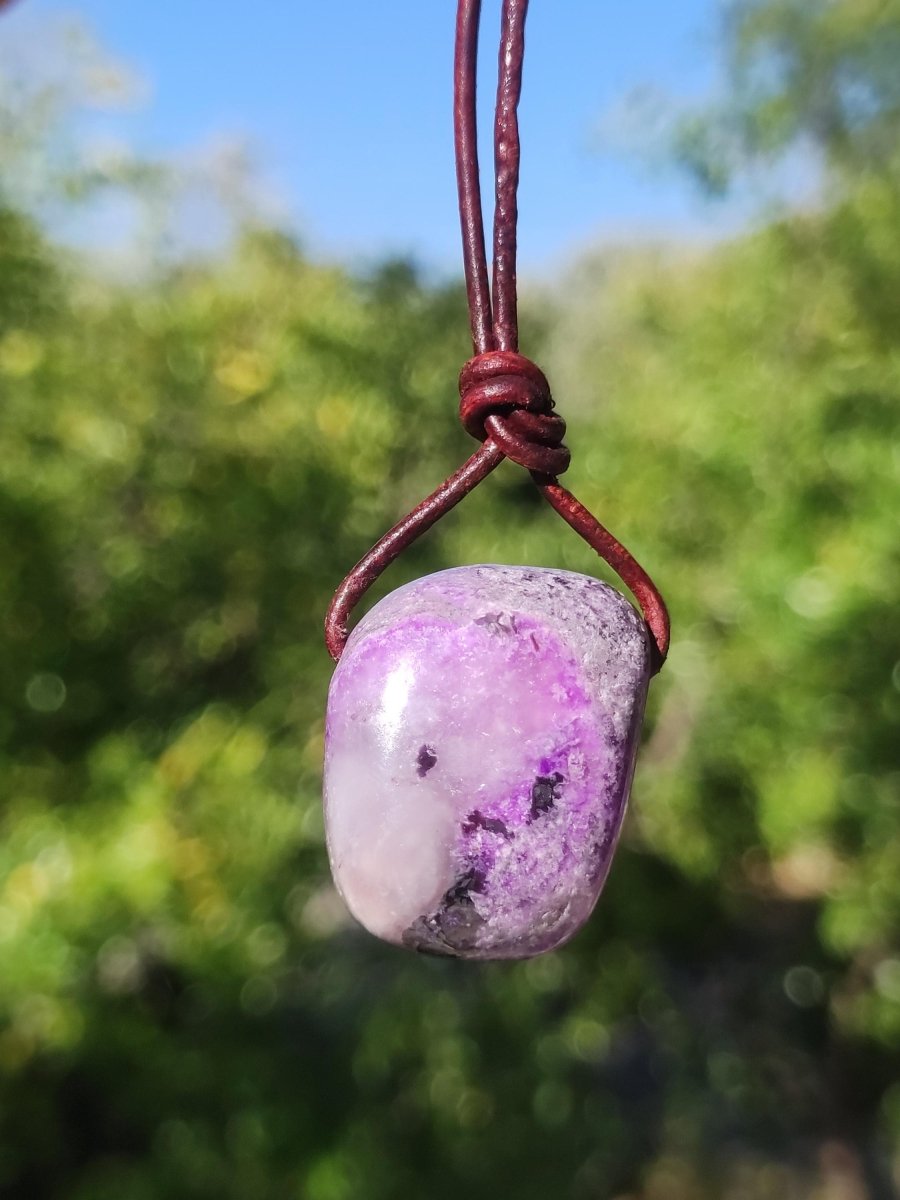 Sugilith Sugilite Edelstein Kette Kristall Heilstein Rarität Selten Sammler lila Anhänger rund Geschenk Mann Frau Er Sie Freund violet - Art of Nature Berlin