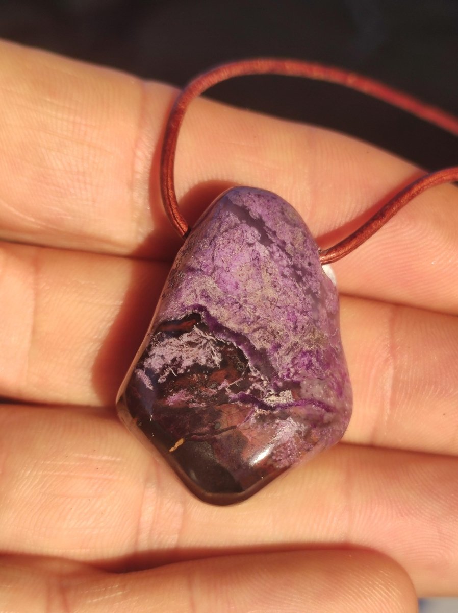 Sugilith Sugilite Edelstein Kette Kristall Heilstein Rarität Selten Sammler lila Anhänger rund Geschenk Mann Frau Er Sie Freund violet - Art of Nature Berlin