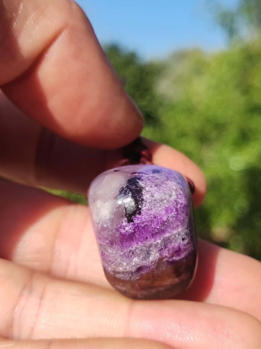 Sugilith Sugilite Edelstein Kette Kristall Heilstein Rarität Selten Sammler lila Anhänger rund Geschenk Mann Frau Er Sie Freund violet - Art of Nature Berlin