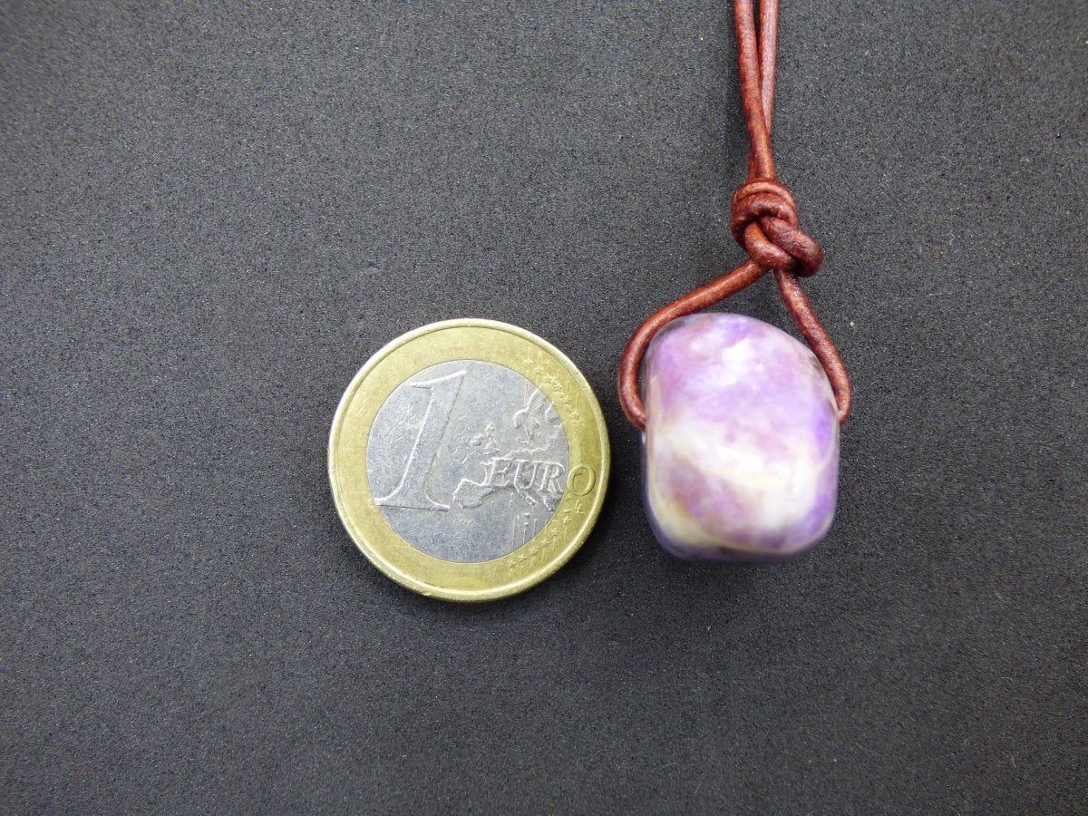 Sugilith Sugilite Edelstein Kette Kristall Heilstein Rarität Selten Sammler lila Anhänger rund Geschenk Mann Frau Er Sie Freund violet - Art of Nature Berlin