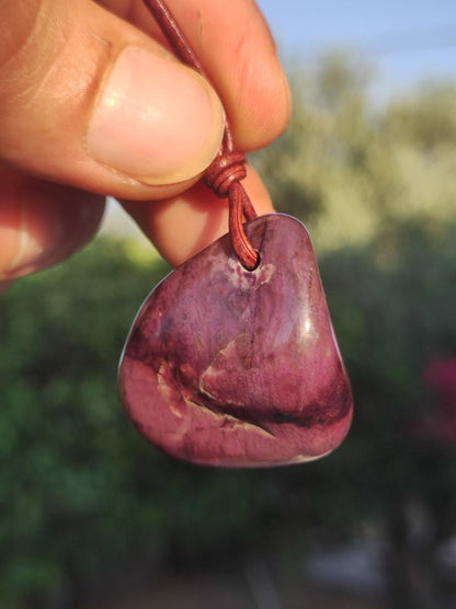 Sugilith Sugilite Edelstein Kette Kristall Heilstein Rarität Selten Sammler lila Anhänger rund Geschenk Mann Frau Er Sie Freund violet - Art of Nature Berlin