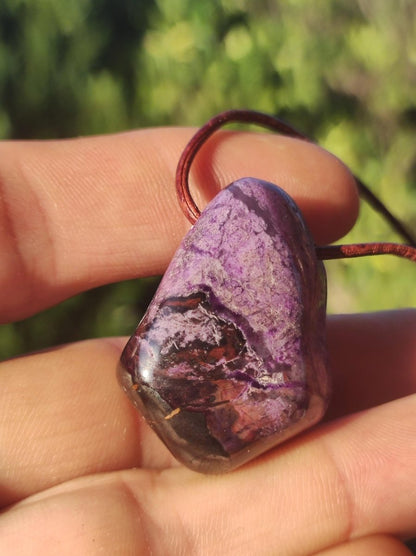 Sugilith Sugilite Edelstein Kette Kristall Heilstein Rarität Selten Sammler lila Anhänger rund Geschenk Mann Frau Er Sie Freund violet - Art of Nature Berlin