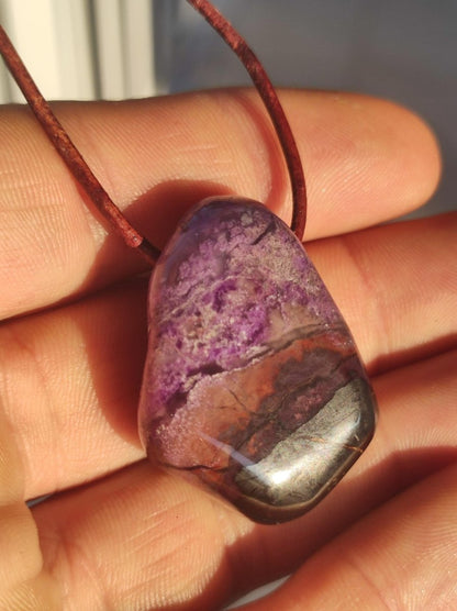 Sugilith Sugilite Edelstein Kette Kristall Heilstein Rarität Selten Sammler lila Anhänger rund Geschenk Mann Frau Er Sie Freund violet - Art of Nature Berlin
