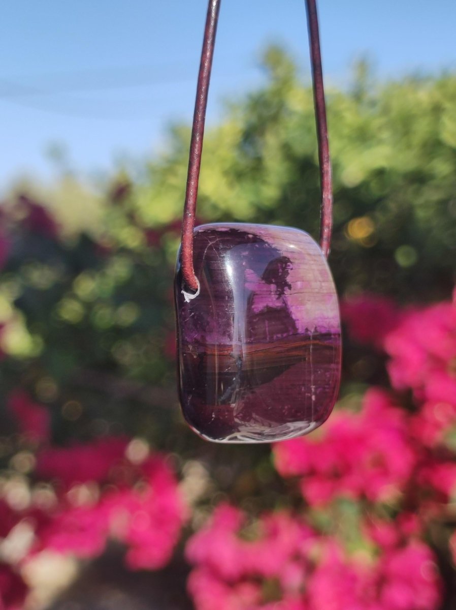 Sugilith Sugilite Edelstein Kette Kristall Heilstein Rarität Selten Sammler lila Anhänger rund Geschenk Mann Frau Er Sie Freund violet - Art of Nature Berlin