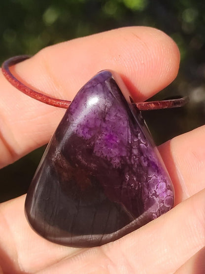 Sugilith Sugilite Edelstein Kette Kristall Heilstein Rarität Selten Sammler lila Anhänger rund Geschenk Mann Frau Er Sie Freund violet - Art of Nature Berlin