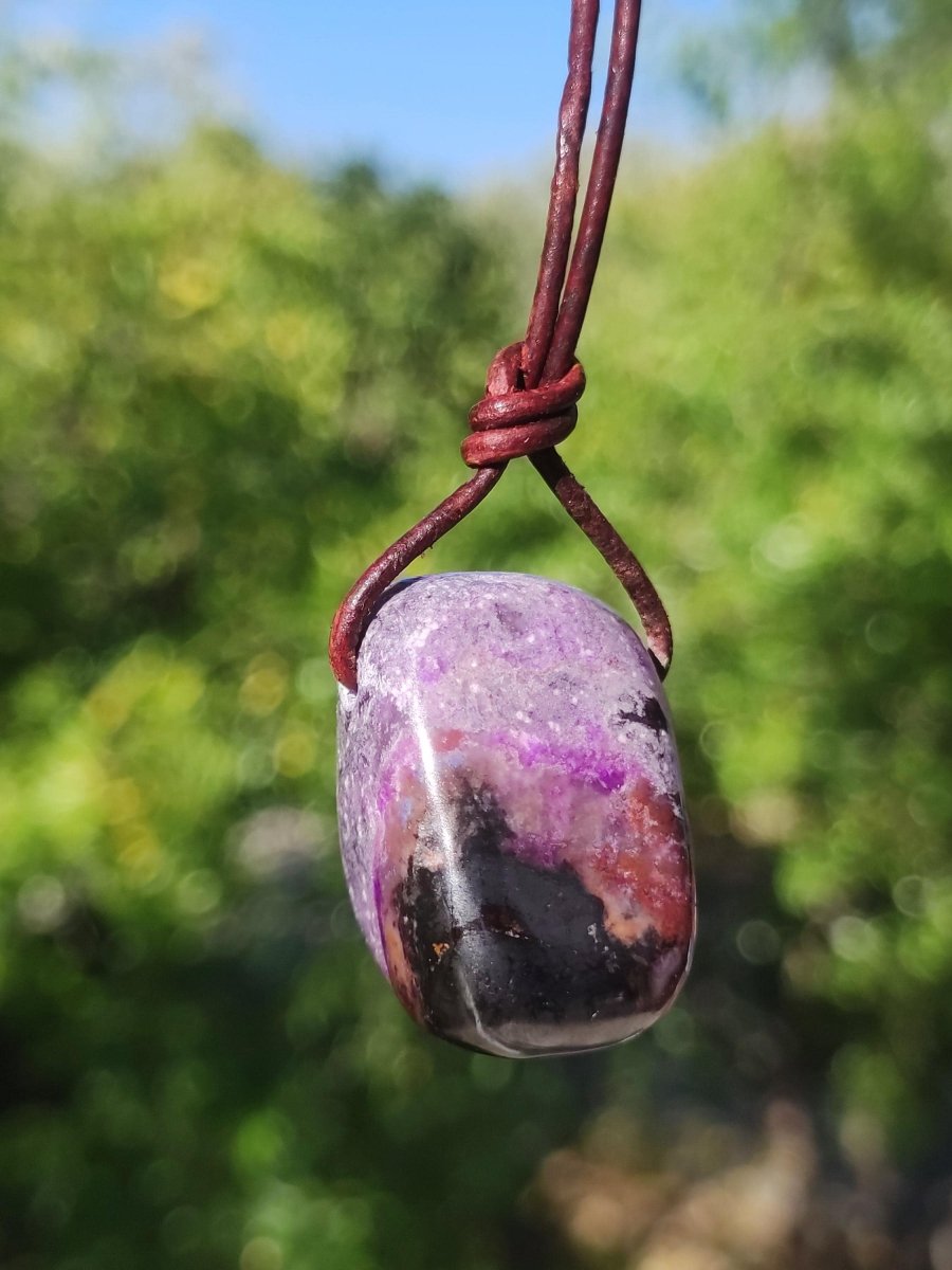 Sugilith Sugilite Edelstein Kette Kristall Heilstein Rarität Selten Sammler lila Anhänger rund Geschenk Mann Frau Er Sie Freund violet - Art of Nature Berlin