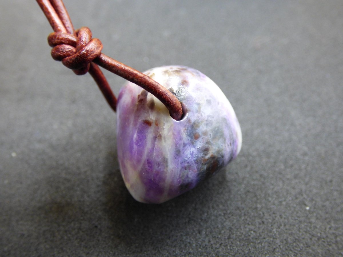 Sugilith Sugilite Edelstein Kette Kristall Heilstein Rarität Selten Sammler lila Anhänger rund Geschenk Mann Frau Er Sie Freund violet - Art of Nature Berlin