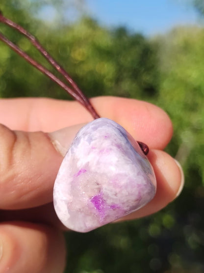 Sugilith Sugilite Edelstein Kette Kristall Heilstein Rarität Selten Sammler lila Anhänger rund Geschenk Mann Frau Er Sie Freund violet - Art of Nature Berlin