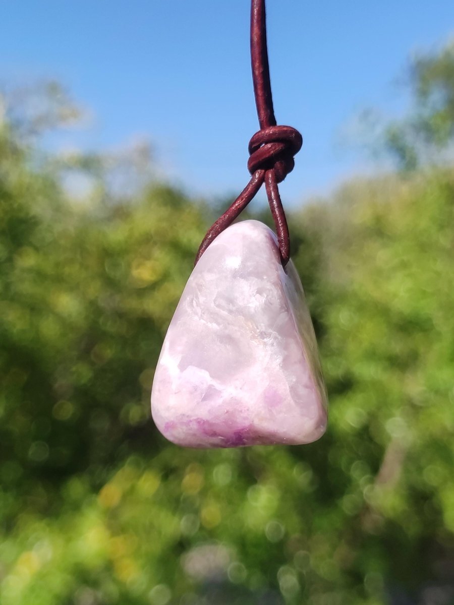 Sugilith Sugilite Edelstein Kette Kristall Heilstein Rarität Selten Sammler lila Anhänger rund Geschenk Mann Frau Er Sie Freund violet - Art of Nature Berlin