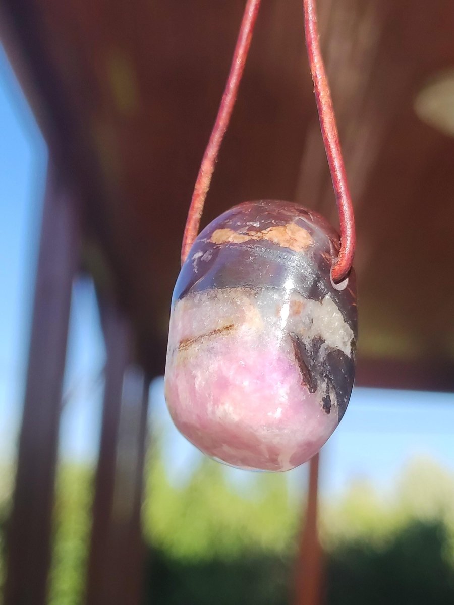 Sugilith Sugilite Edelstein Kette Kristall Heilstein Rarität Selten Sammler lila Anhänger rund Geschenk Mann Frau Er Sie Freund violet - Art of Nature Berlin