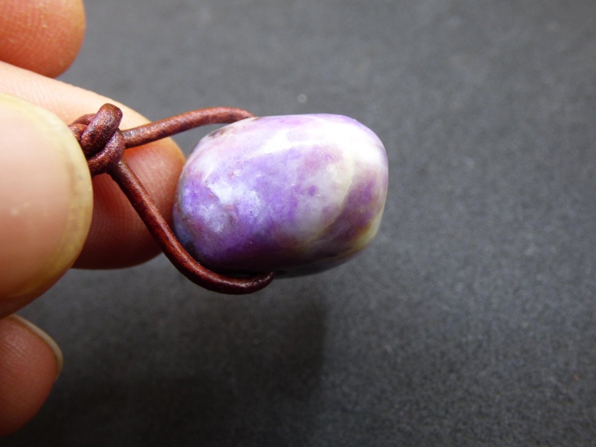 Sugilith Sugilite Edelstein Kette Kristall Heilstein Rarität Selten Sammler lila Anhänger rund Geschenk Mann Frau Er Sie Freund violet - Art of Nature Berlin